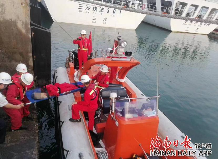 海口救助基地成功救助一名涉水遇险人员